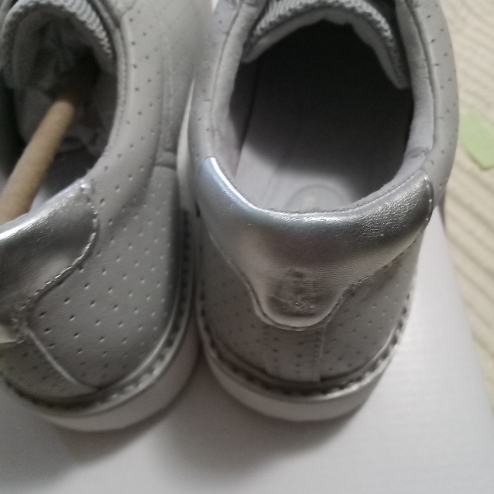 Shoes - Picture 3 of 4